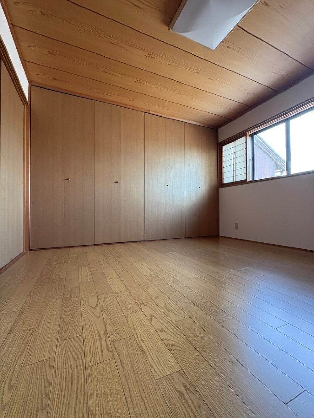 北方町H様邸の2階和室After。畳をフローリングに変更し、子ども部屋として使いやすい洋室にリフォーム。