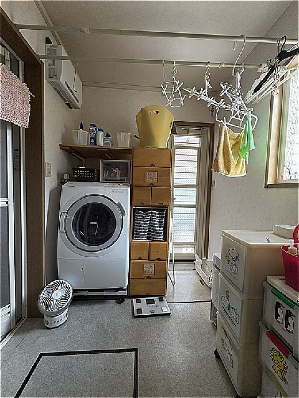 O様邸 洗面所リフォーム前 収納がまとまらず隙間風や結露に悩んでいた洗面空間