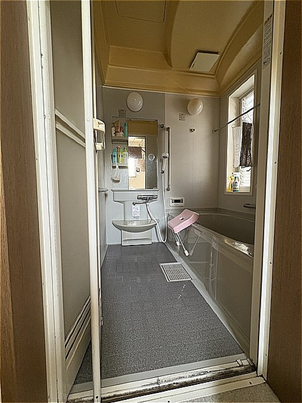 O様邸 浴室リフォーム前 断熱性の低い浴室と折戸のレールの様子