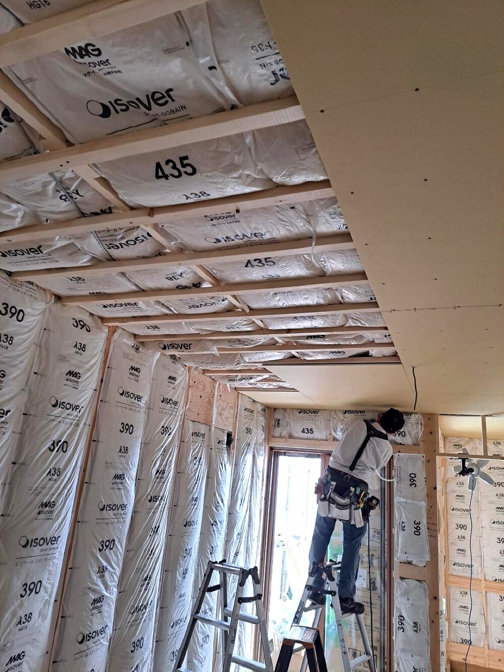 壁と天井に断熱材が施工されている様子