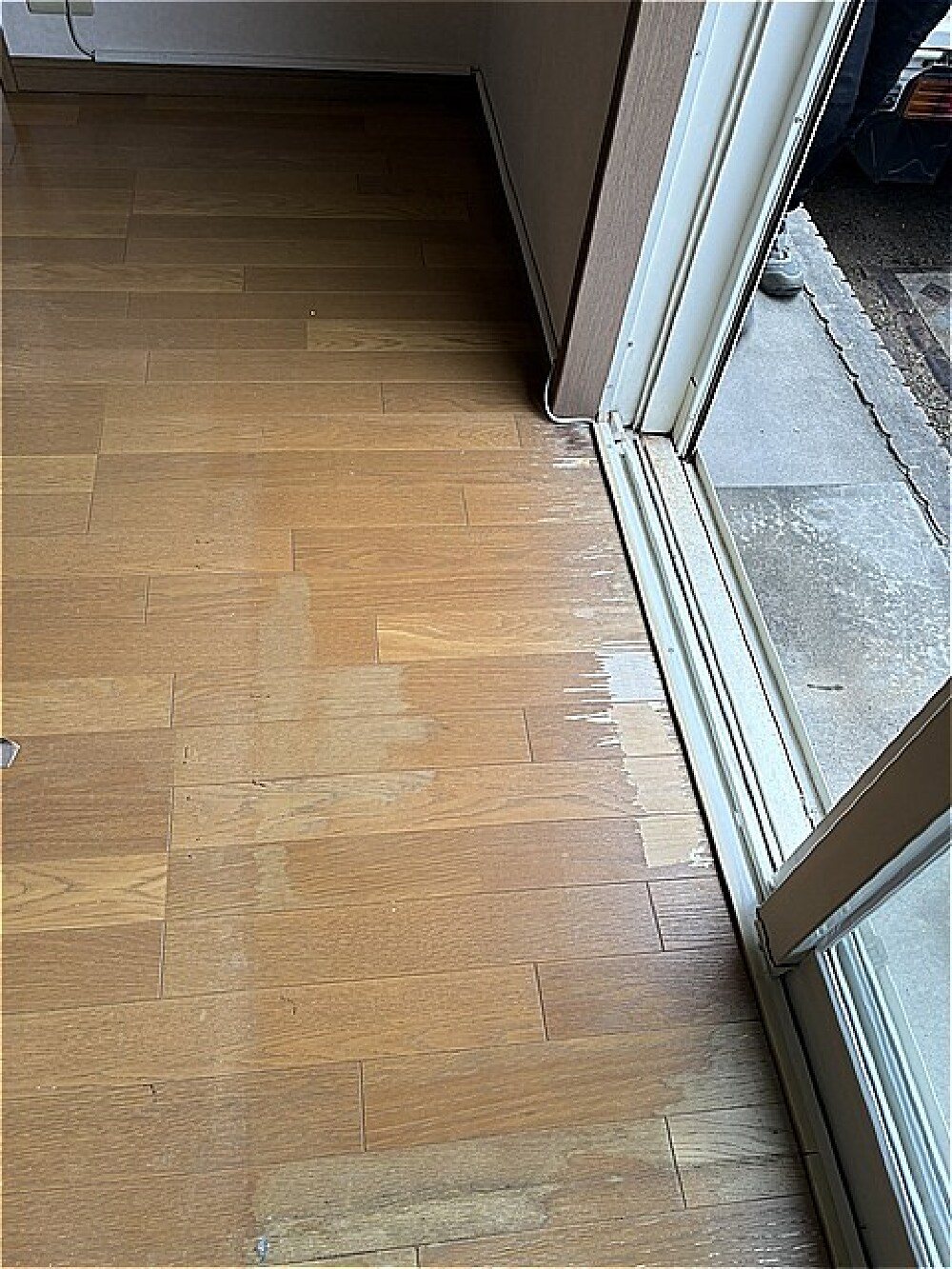 O様邸　窓際の床の傷み