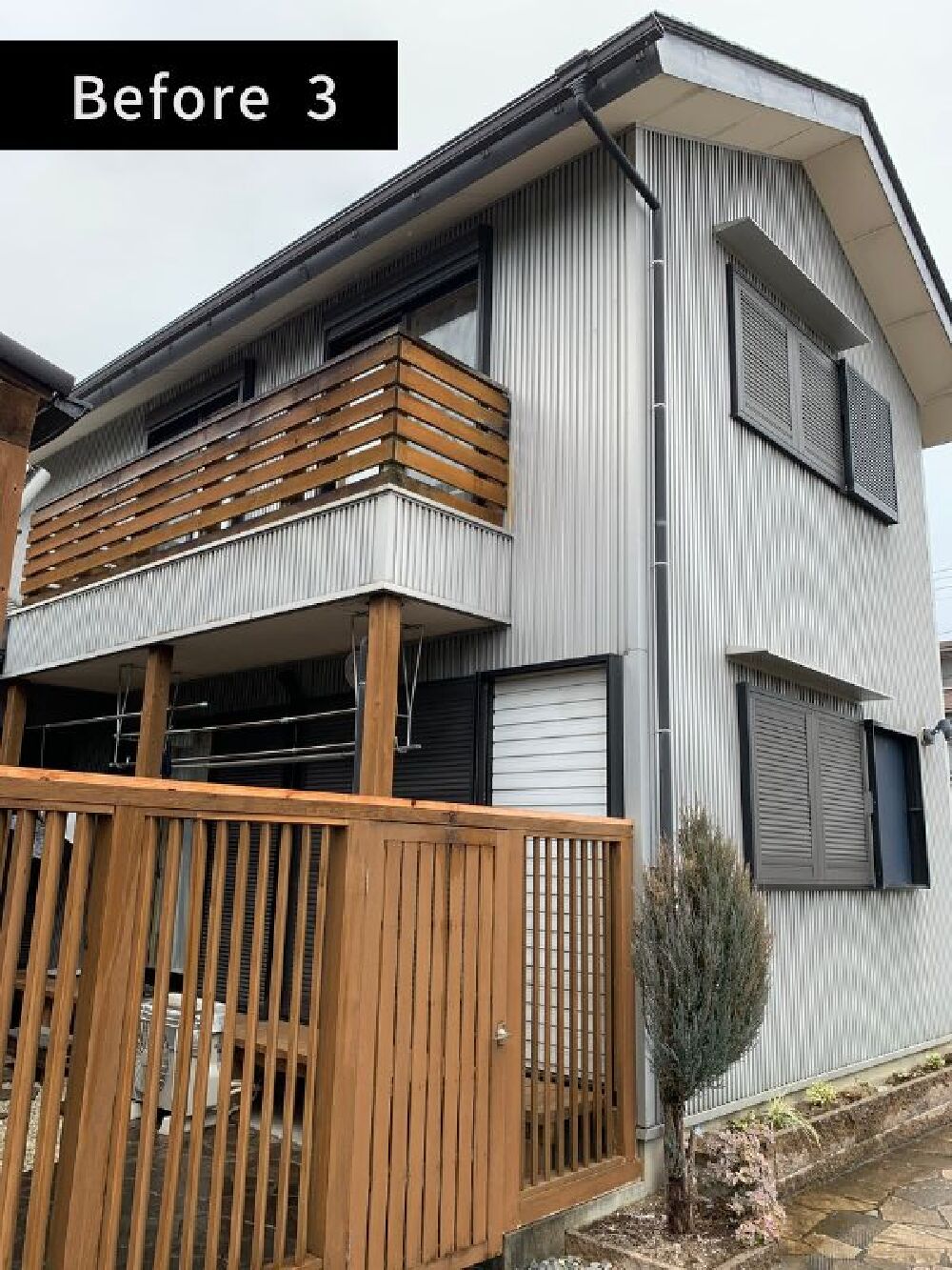 Before3：北棟の木製ベランダと中庭フェンス。笠木の傷みや木部の劣化が目立つ施工前の様子。
