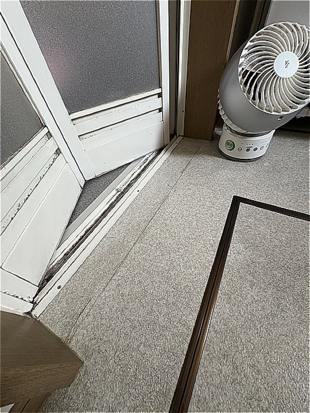 O様邸 洗面所リフォーム前 床材の継ぎ目と水濡れが気になっていた浴室出入口