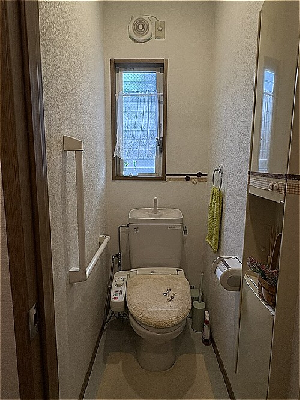 O様邸 1階トイレリフォーム前 フィルター使用の換気扇とジャロジー窓があるトイレ