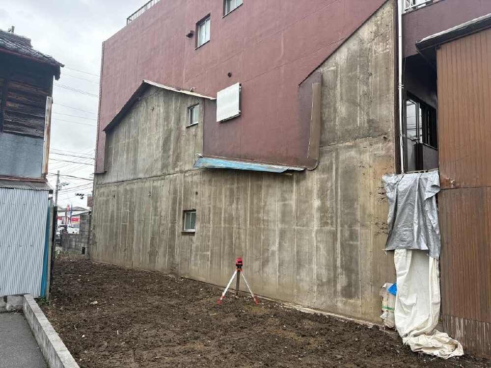 戸建て住宅の建て替えに伴う解体後の敷地の様子 隣接建物と近接した更地の状態