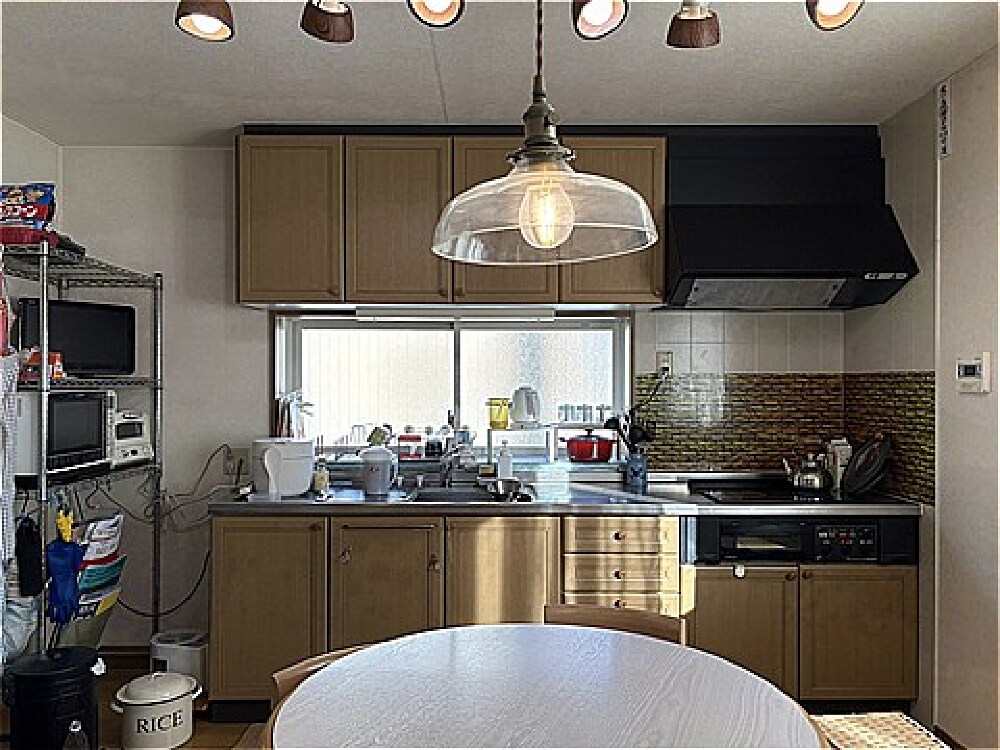 O様邸 キッチンリフォーム前 壁付けキッチンと出窓のあるダイニングの様子