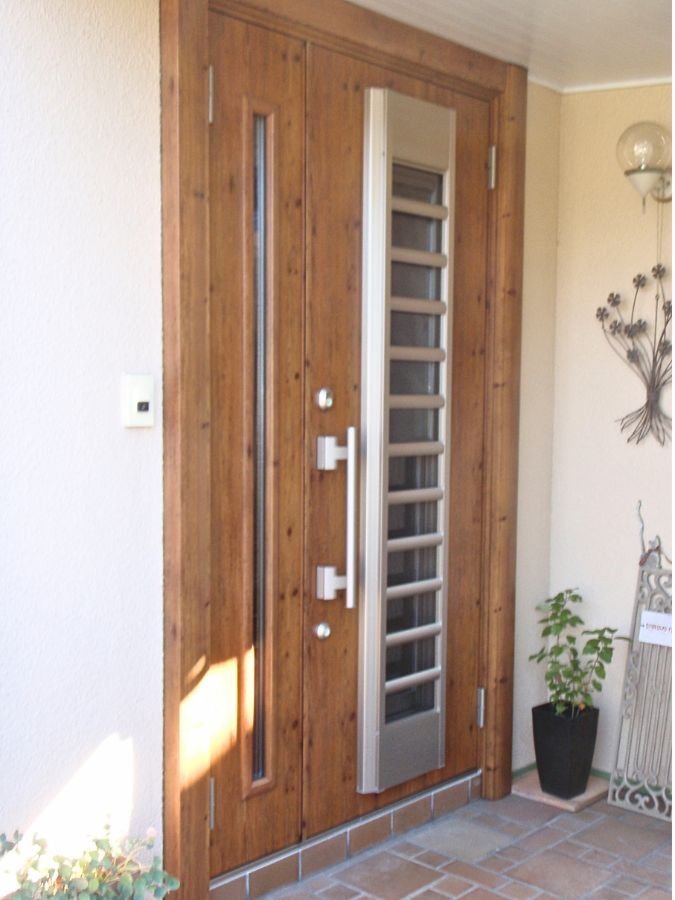 木目調玄関ドアへ交換した1day玄関リフォームの外観