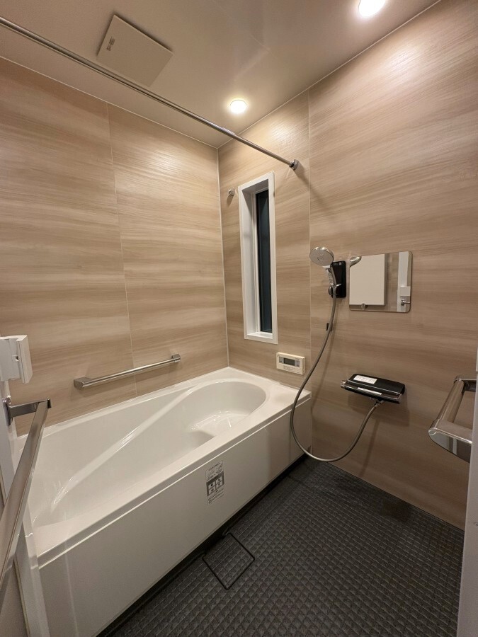 戸建て住宅の浴室リフォーム LIXILシステムバス「リデア」クオーレポプラ壁のバスルーム O様邸