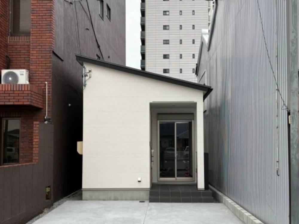 戸建て住宅の建て替え工事で行われた上棟作業の様子 木造躯体を組み上げる現場風景