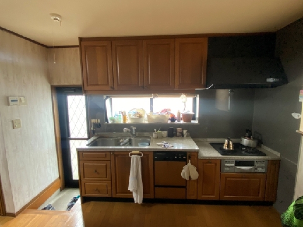 壁付きのキッチンと吊戸棚がある北方町H様邸のリフォーム前の様子。独立した印象のキッチンで、空間にやや圧迫感がある