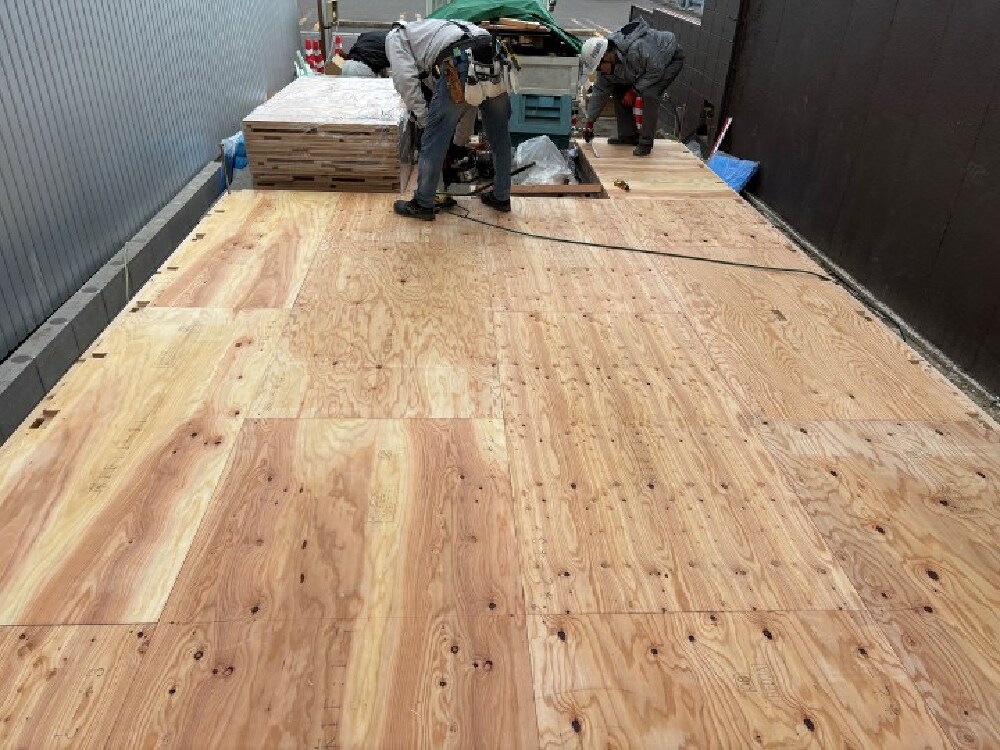 構造用合板を張り床下地を仕上げる作業の様子