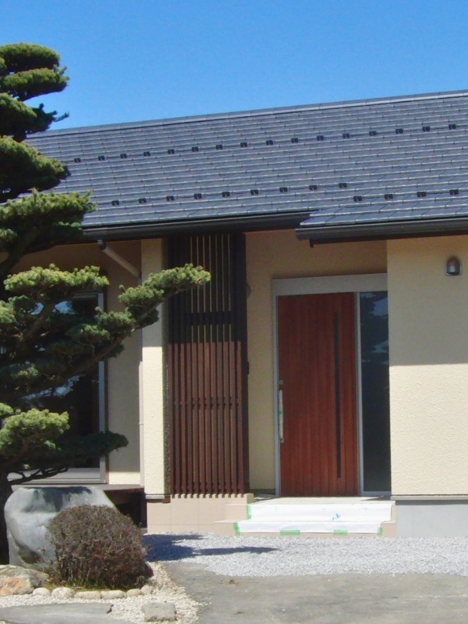 和風の庭と縦格子が調和するLIXILエルムーブ片袖引戸の玄関外観