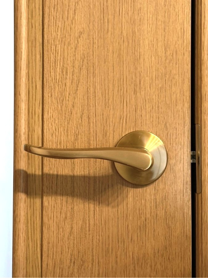 戸建て住宅のドアハンドル交換で採用した真鍮レバーハンドルと木製建具のディテール