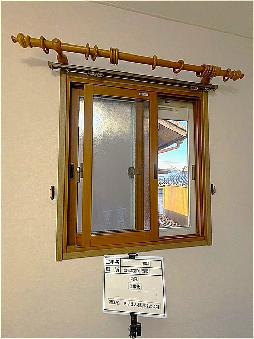 型ガラスの内窓設置で冷えを感じにくくなり、カーテンなしでも過ごせるようになった2階洋室の西側小窓