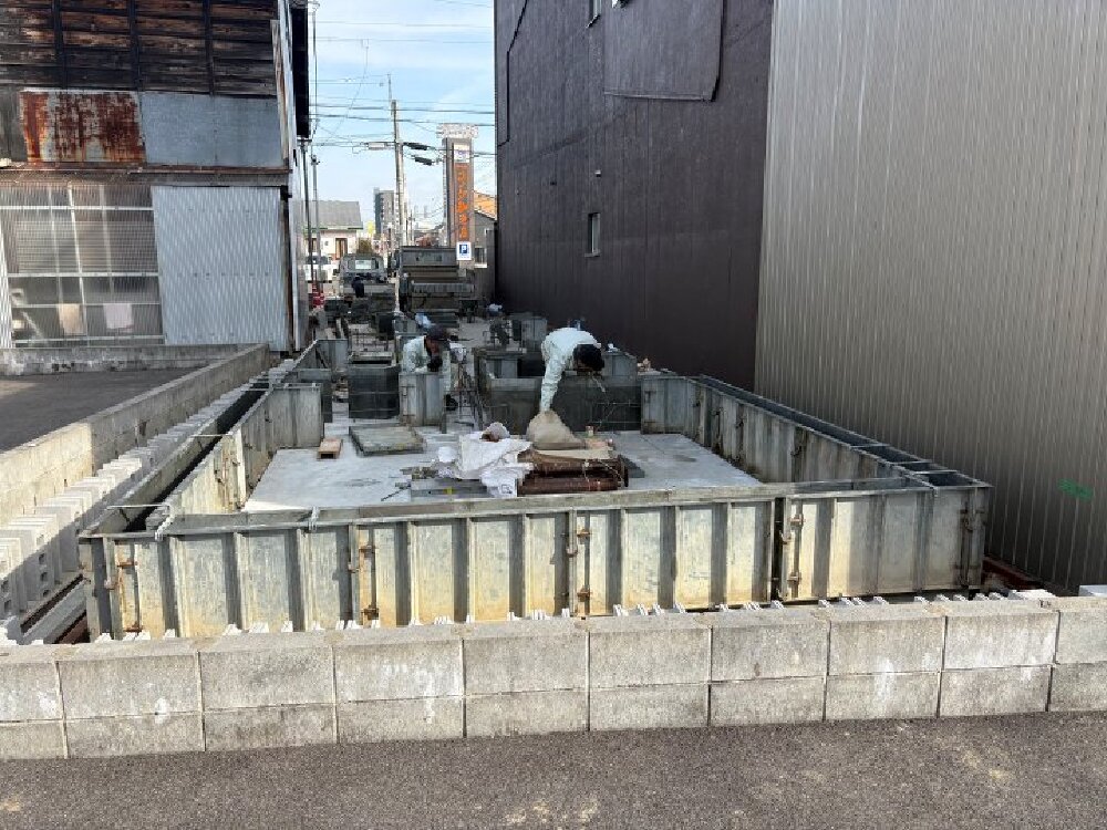 基礎コンクリート打設後の型枠設置状況と施工の様子