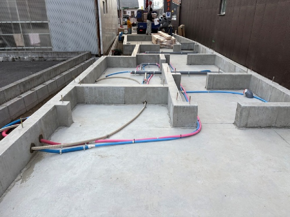 基礎の型枠を解体した後の立ち上がりと配管施工の様子