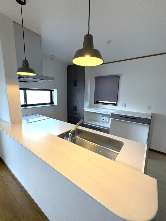 二世帯リノベーションで整えた明るい対面キッチン空間（H様邸）