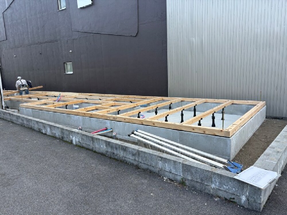 基礎上に土台と大引きを設置した施工状況