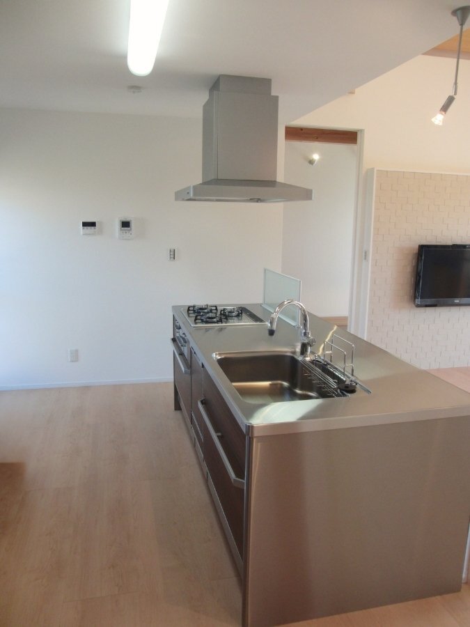 ステンレスのアイランドキッチン 開放的なLDKとつながるキッチン空間