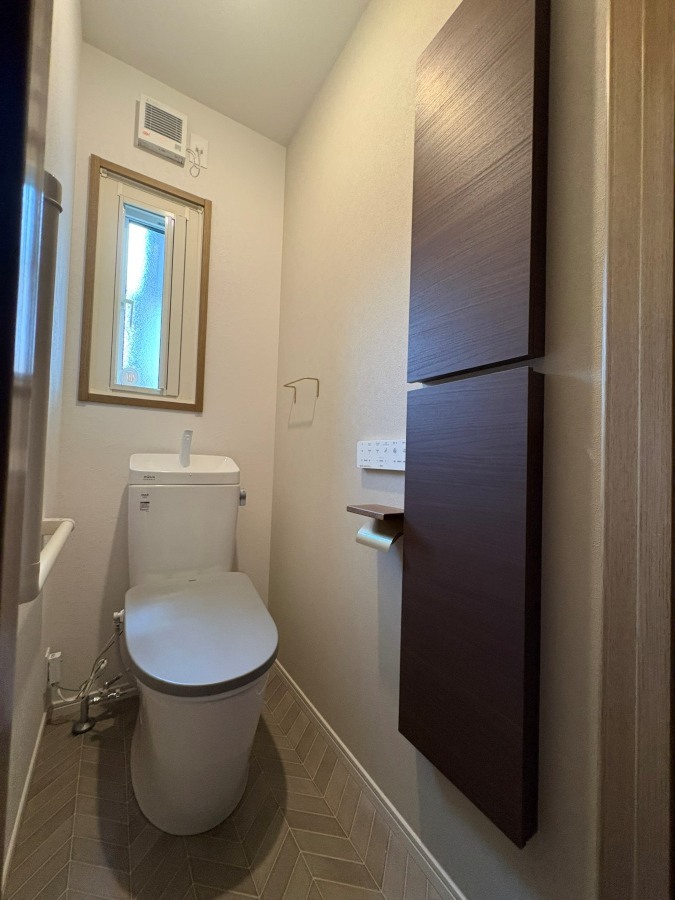 LIXILアメージュ便器とシャワートイレVAノーブルグレーを採用したジャパンディトイレ