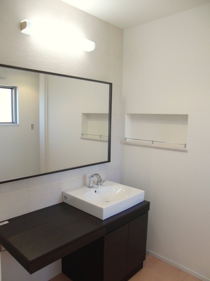 カウンターとスクエアボウルが特徴のシンプルで上質な洗面空間