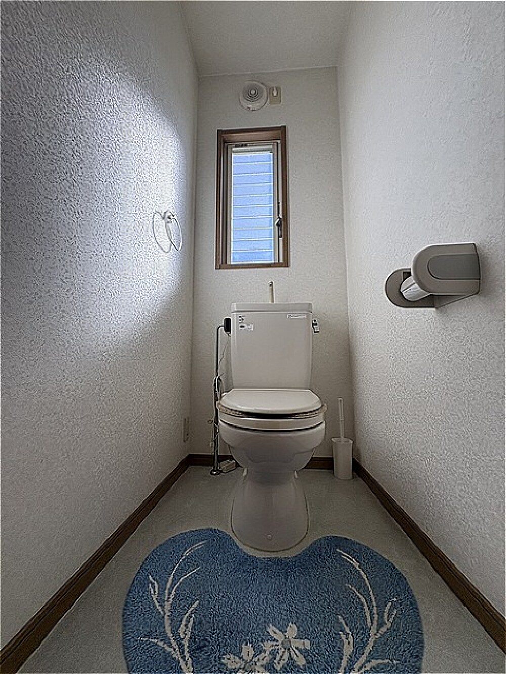 O様邸 2階トイレリフォーム前 砂ぼこりが入りやすかったジャロジー窓のあるトイレ