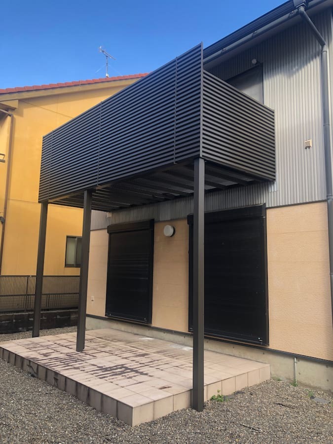 横格子ルーバーが映えるLIXILビューステージHスタイルのバルコニー（岐阜市F様邸）