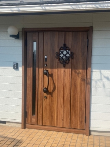 LIXILリシェント玄関ドア3に交換した木目調の玄関ドア