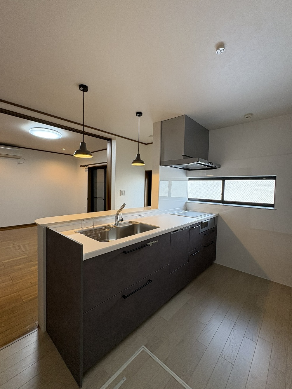 TOTOミッテのペニンシュラキッチン。標準仕様の90㎝カウンターで奥様にぴったりの高さを実現。