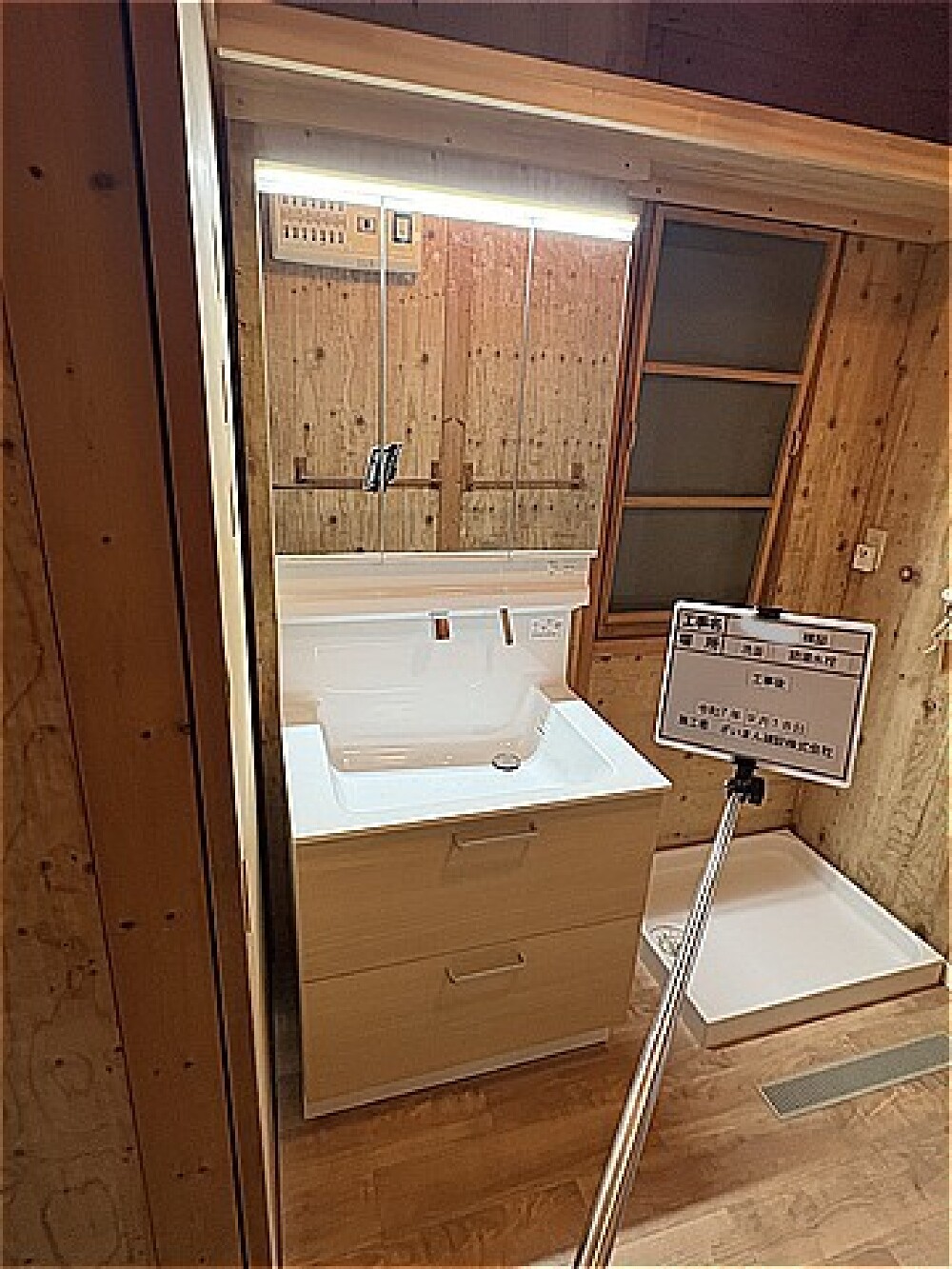 洗面所リフォーム後の洗面化粧台｜節湯水栓を採用した明るく使いやすい洗面空間