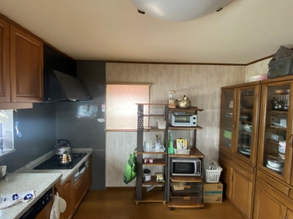 北方町H様邸のリフォーム前キッチン。食器棚と作業スペースの距離があり、家電ラックを別置きしていたため動線が悪く、使い勝手が限られていた。