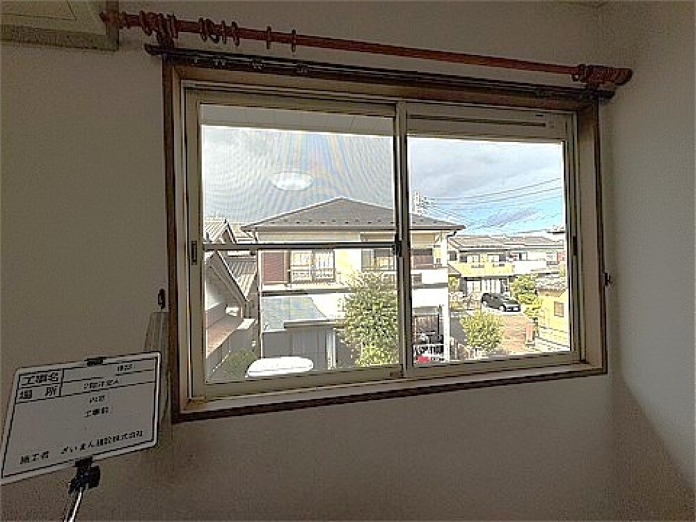 結露がひどく冬は毎朝窓ふきをしていた2階北洋室の腰高窓（内窓設置前）