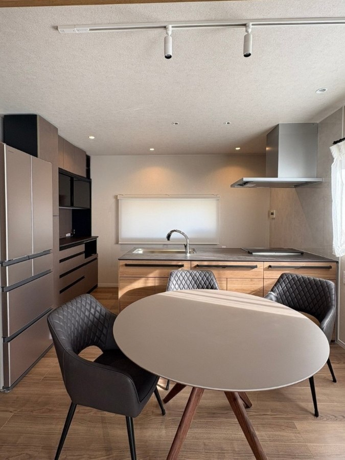 戸建て住宅のLDKリノベーションで整えたペニンシュラキッチンのダイニング空間