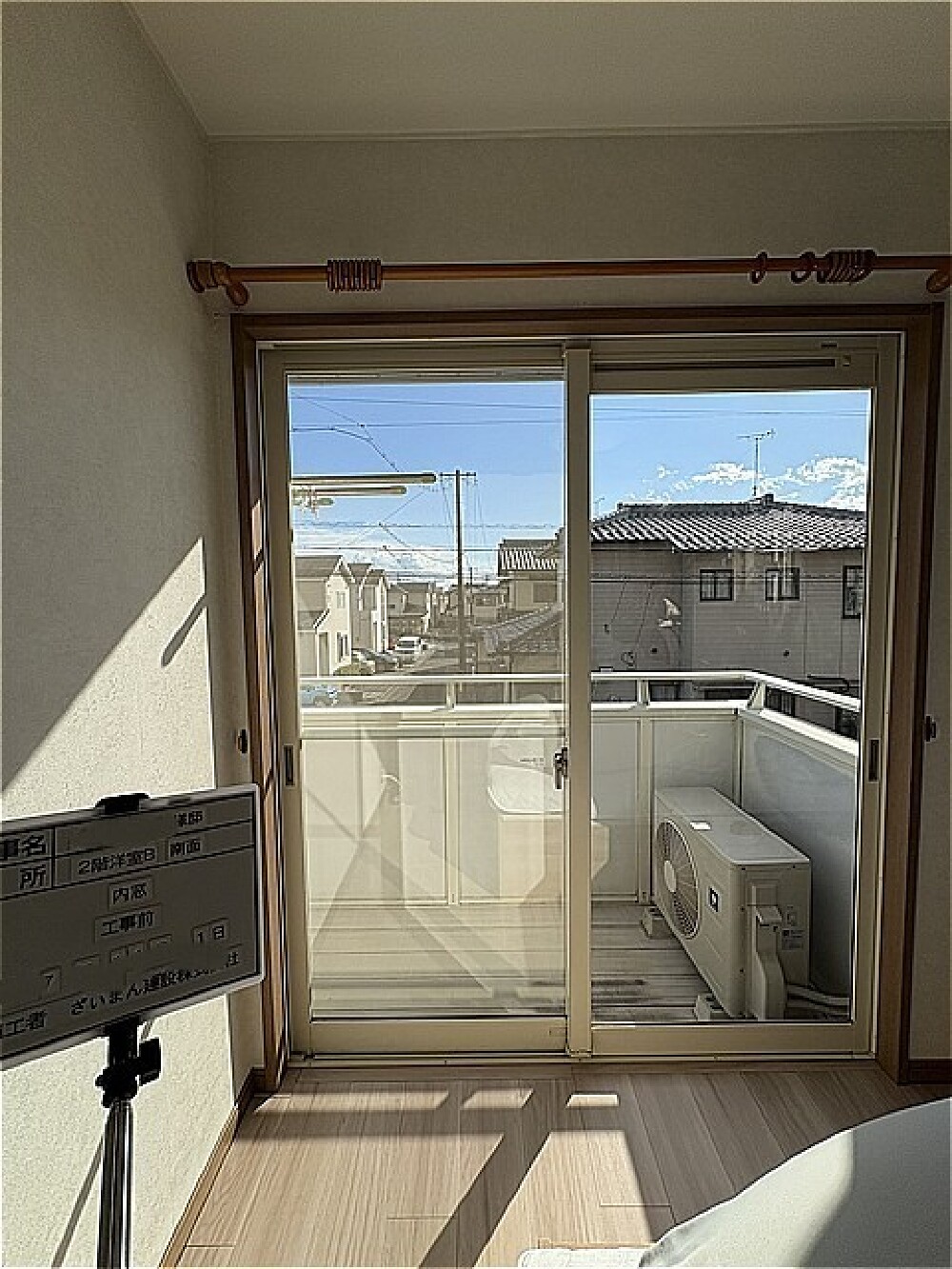 夜間の冷気と結露、カビに悩まされていた2階洋室の南側掃出し窓（内窓設置前）