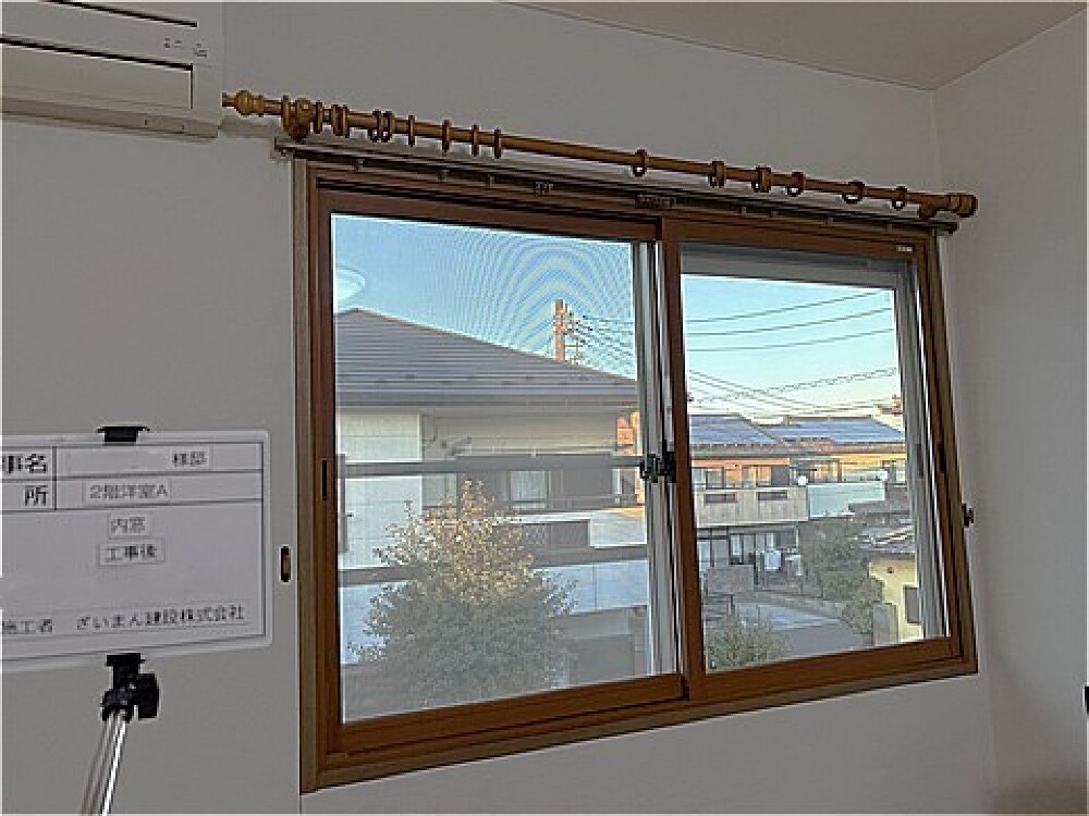 内窓インプラス設置後、暖まりやすく冷えにくくなり、結露も大幅に軽減された2階北洋室の腰高窓