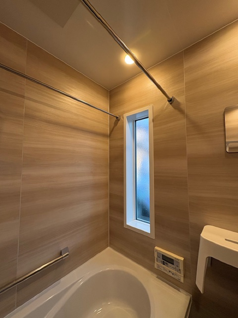 O様邸 浴室リフォーム後 物干しバーを低めに設置し室内干ししやすい浴室