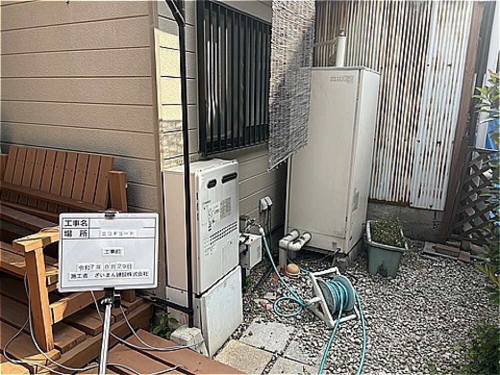 既設のガス給湯器とOMソーラー用貯湯槽の設置状況（リフォーム前の給湯設備）