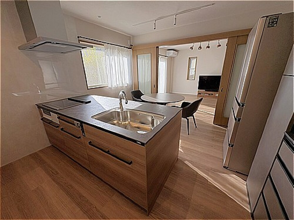 O様邸 LIXILリシェル 奥行97cmの対面キッチン 作業スペースと動線の様子