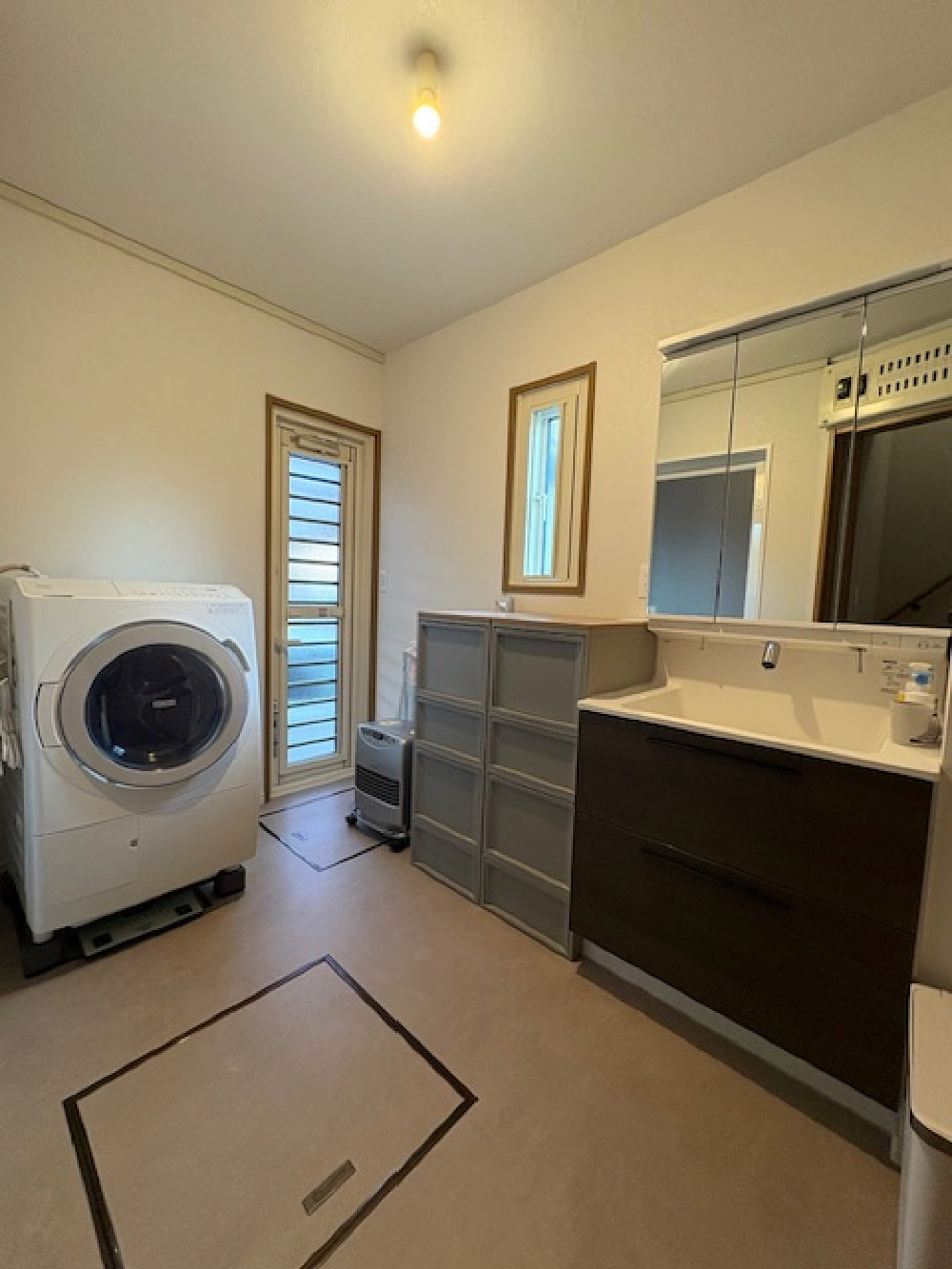 O様邸 洗面所リフォーム後 トイレと隣接する空間をLIXILクレヴィで統一した洗面所