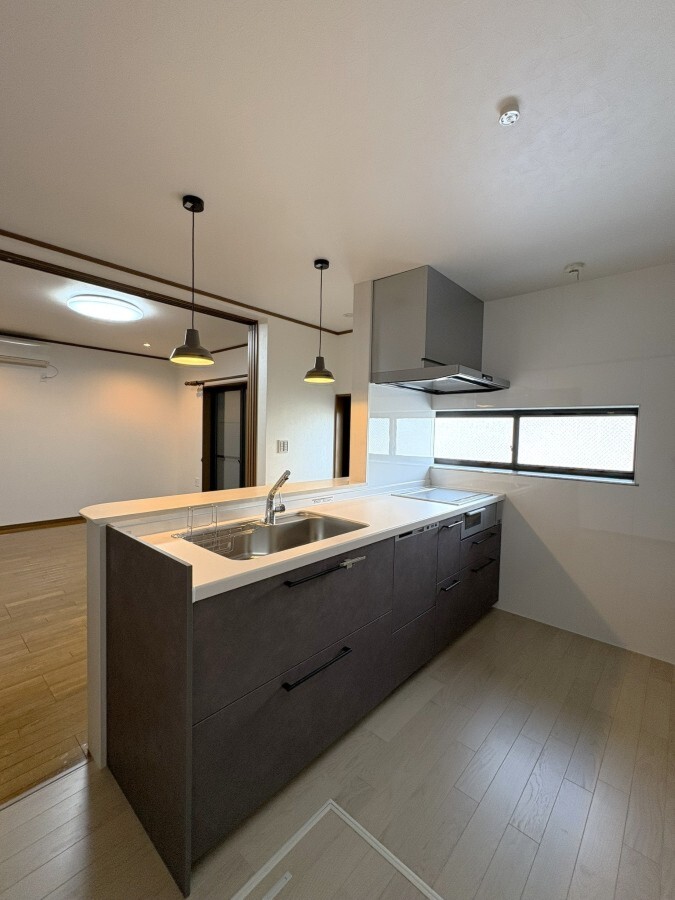 壁付けキッチンから対面に変更したTOTOミッテのペニンシュラキッチン