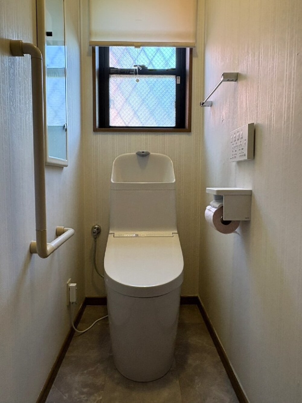 TOTO一体形便器GG1-800（#NG2）を設置した1階トイレAfter。床はHM-12022に張り替え、清潔感のある空間に刷新。