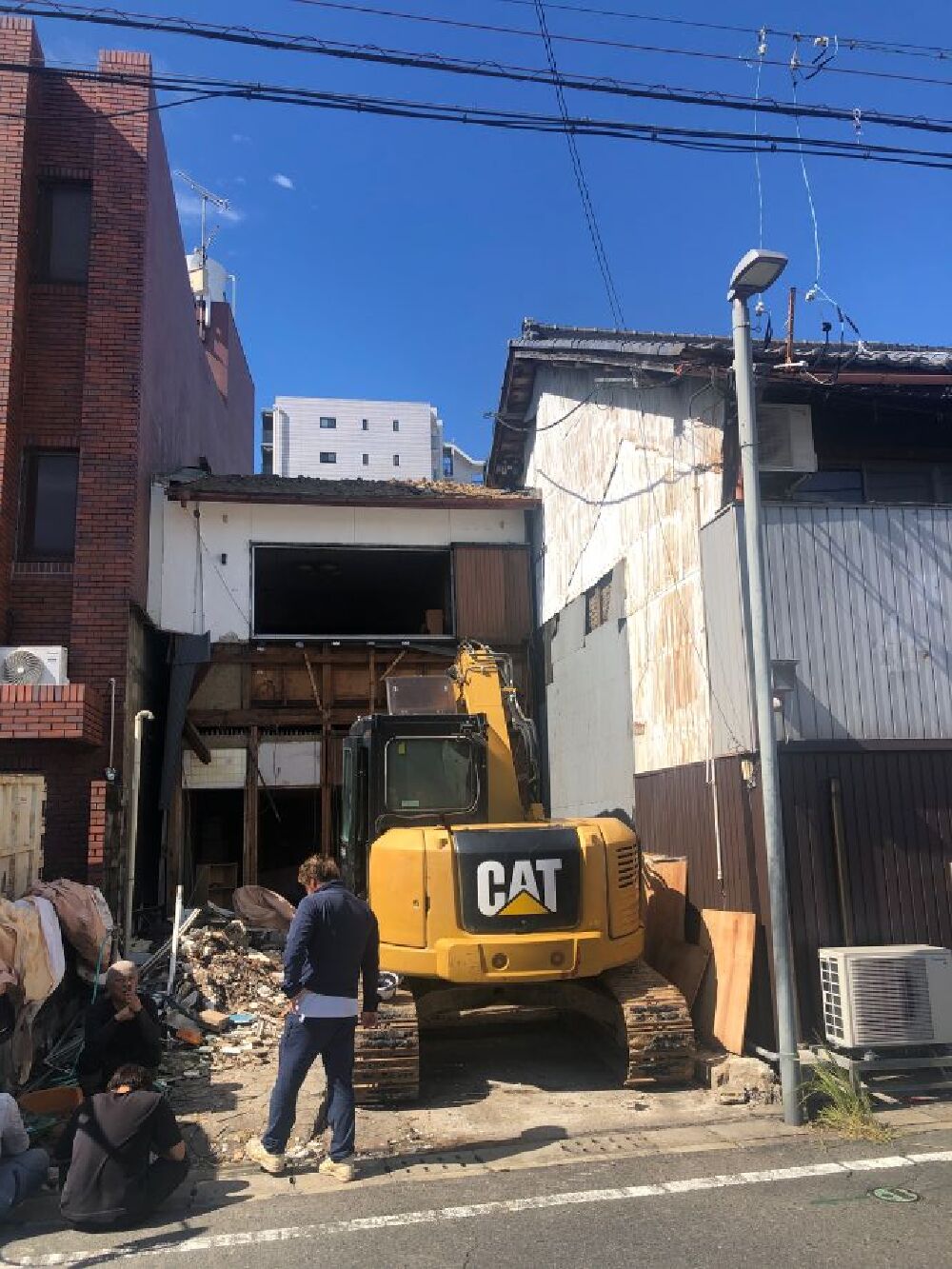 戸建て住宅の建て替えに伴う解体工事の様子 重機による建物解体作業の現場