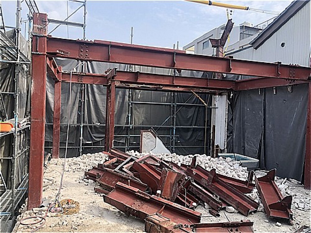 母屋解体工事の途中経過。建物内部を解体している様子｜岐阜市S様邸