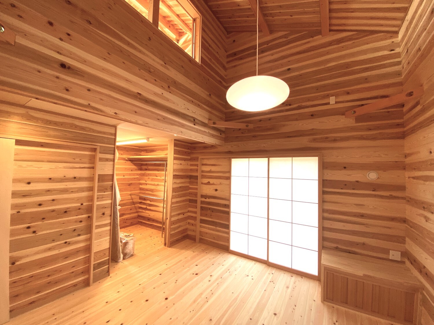 自然素材（杉の壁・ヒノキの床）の寝室