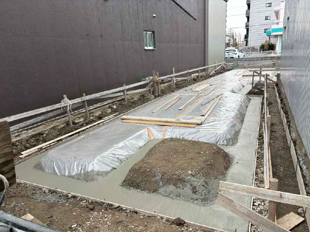 戸建て住宅の建て替えにおける捨てコンクリート施工の様子 基礎工事の下地づくり工程