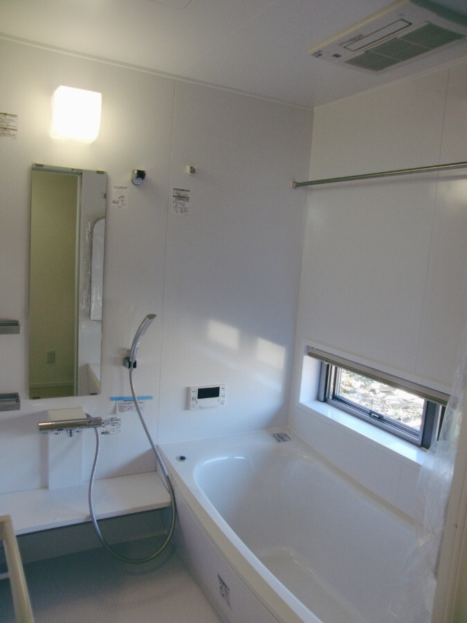 戸建て住宅の浴室リフォームで採用したTOTOサザナSタイプのホワイト浴室空間