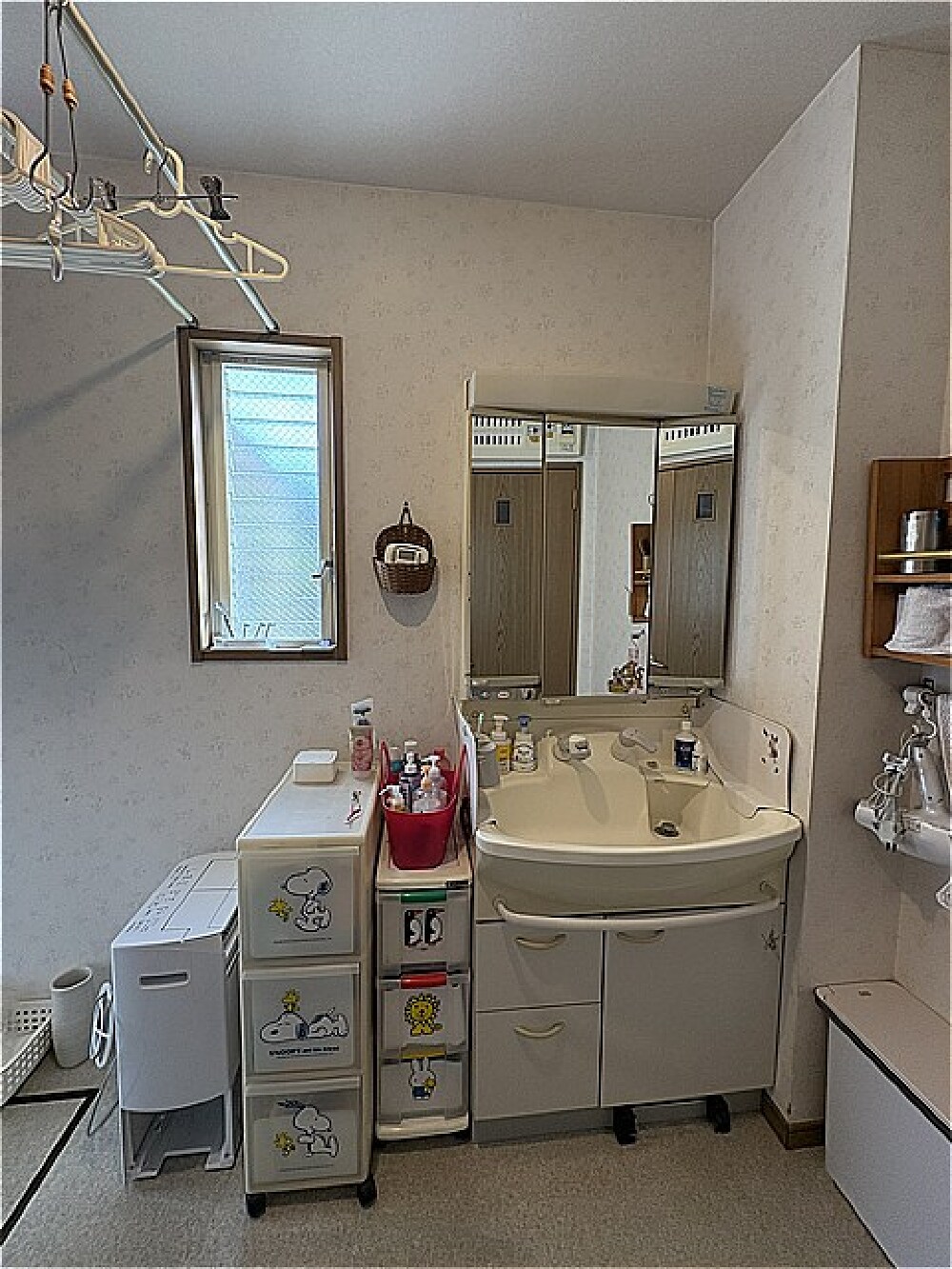 O様邸 洗面所リフォーム前 経年劣化で割れた樹脂製棚と落下しかけた鏡のある洗面台