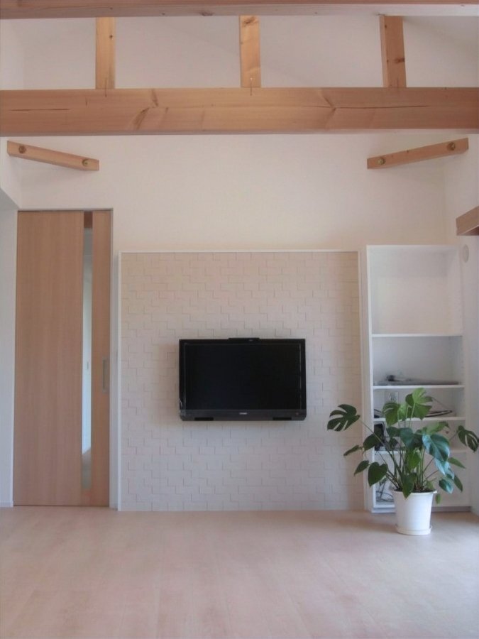 エコカラット ペトラスクエアをテレビ背面に施工したリビング空間