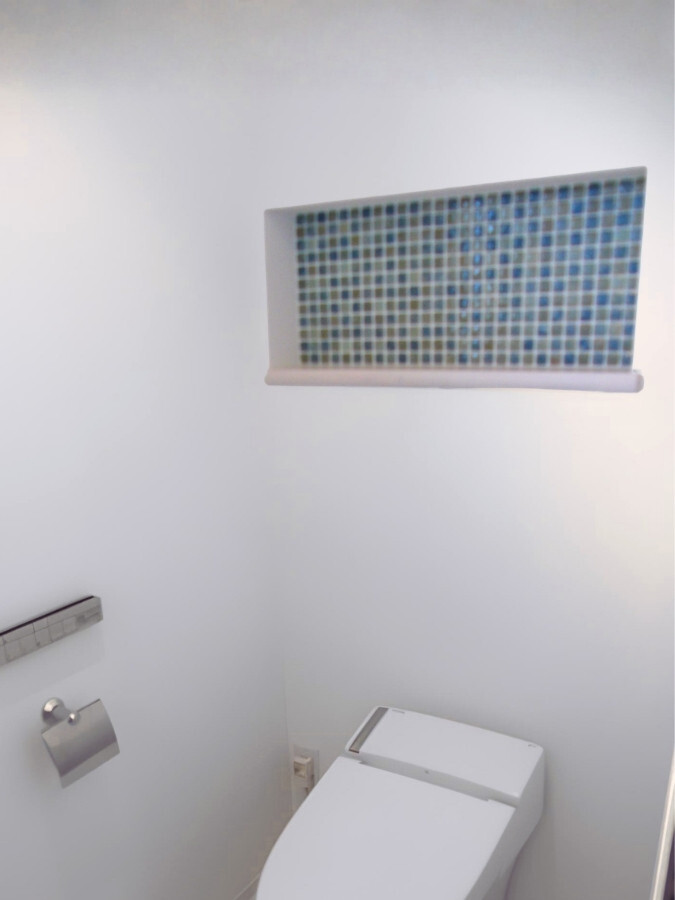 トイレのニッチにLIXILインテリアモザイクを施工したアクセント壁