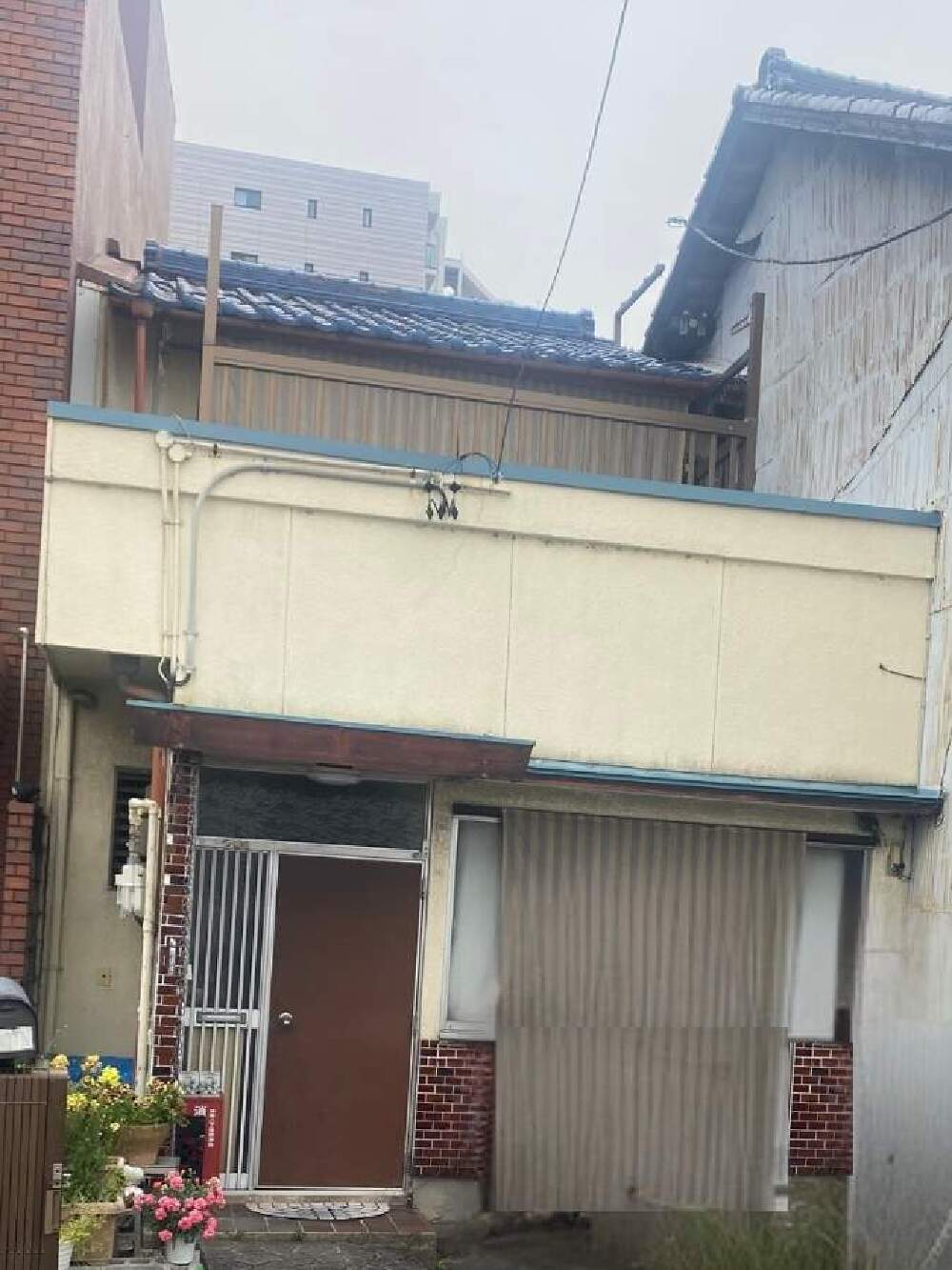 戸建て住宅の建て替え前の外観 隣家と外壁が近接した密集地の住環境